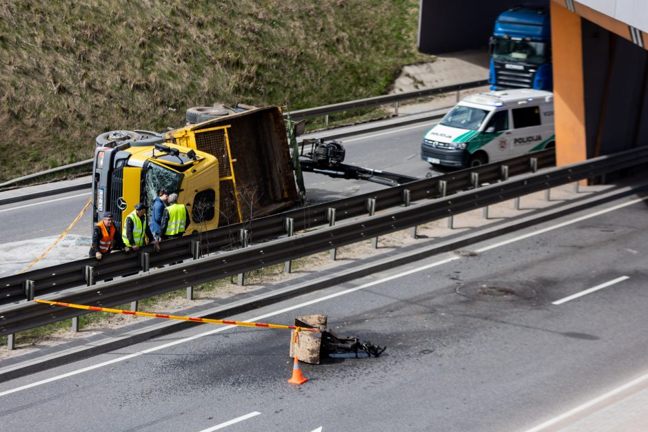 Prie Vakarinio aplinkkelio Vilniuje apvirto sunkvežimis-kranas: blokuojama Ukmergės gatvė