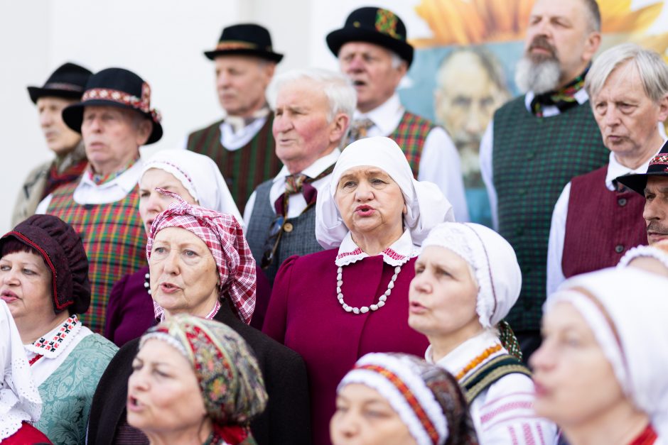 Reiškiant palaikymą Ukrainai Vilniuje sėtos saulėgrąžos