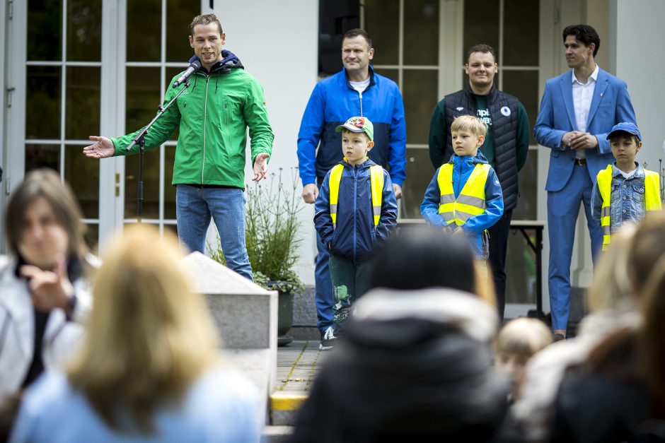 Olimpinis piknikas prezidentūros kiemelyje sportuoti subūrė šimtus vaikų