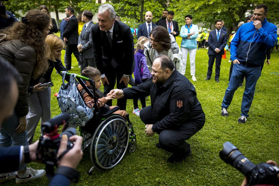 Olimpinis piknikas prezidentūros kiemelyje sportuoti subūrė šimtus vaikų