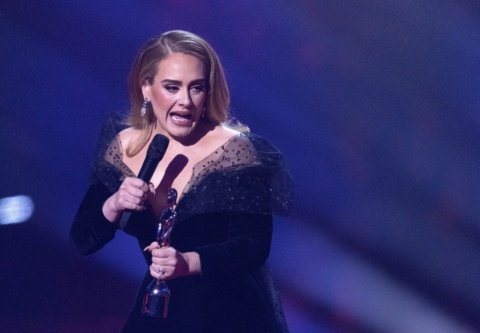 Dainininkė Adele užkulisiuose nukrito ant grindų: prasidėjo nepakeliamas skausmas