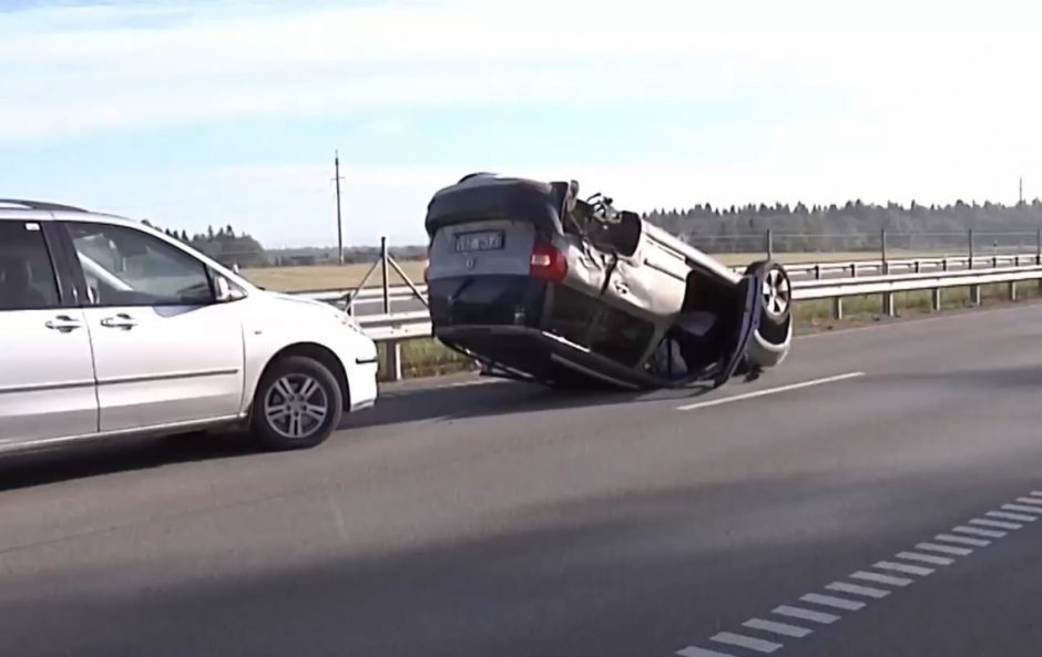 Per avariją Šiaulių rajone automobilis virto ant stogo ir čiuožė asfaltu