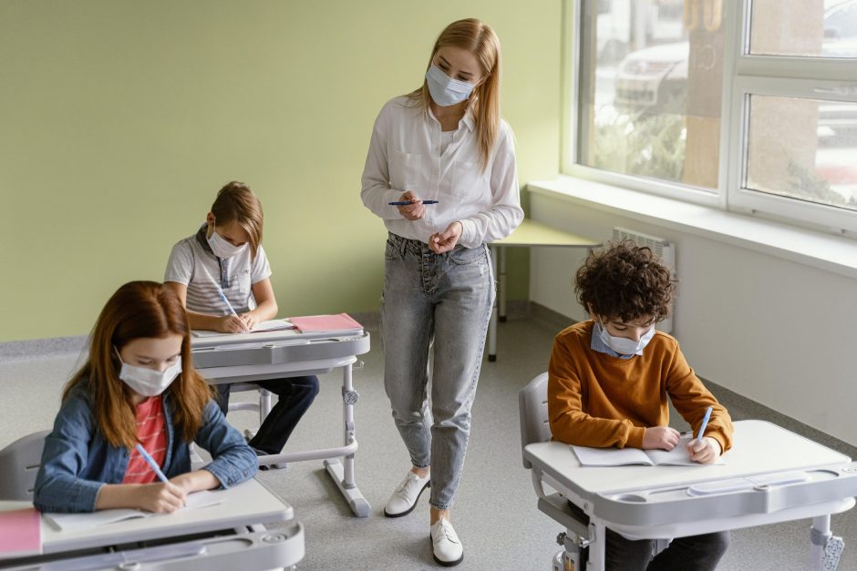 Mokytojai skundžiasi, kad apsaugines kaukes turi pirkti patys