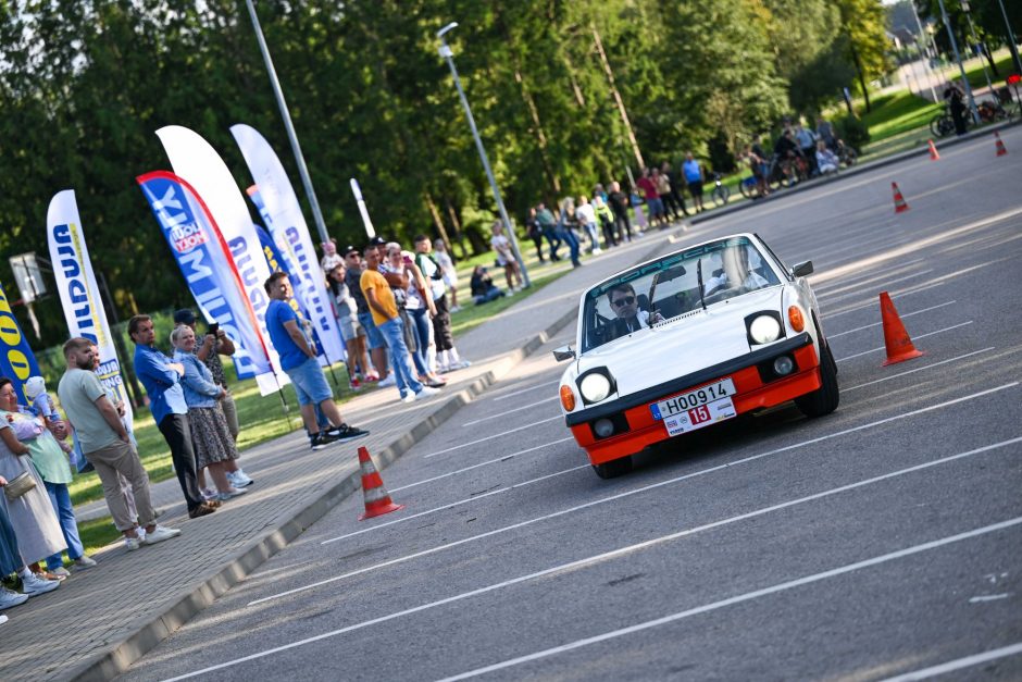 Istorinių kolonoje – ir princo Čarlzo bei dainininko Stingo mėgstamiausias automobilis