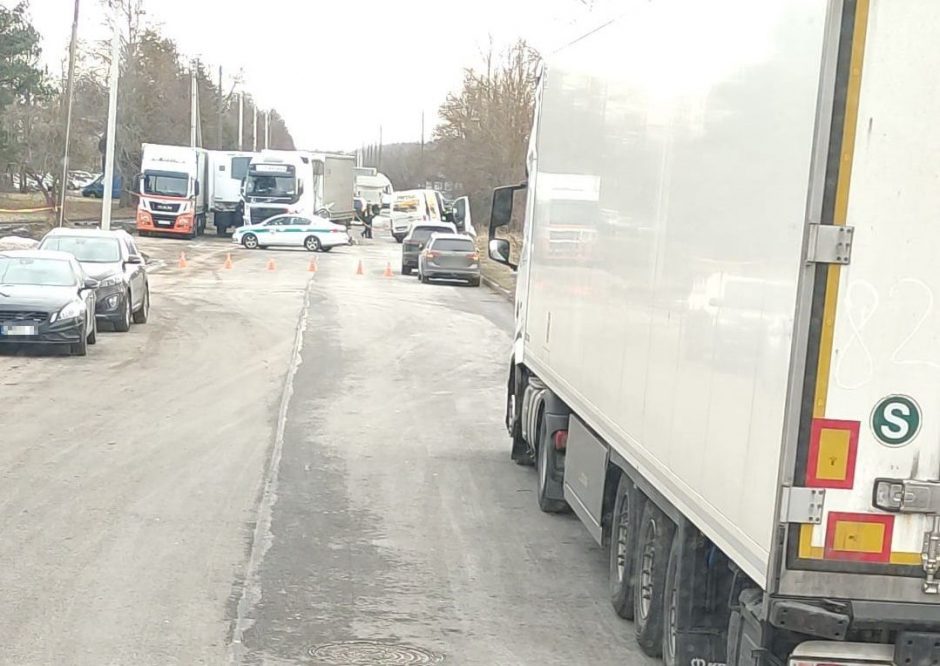 Vilniuje – stipri sunkvežimio ir mikroautobuso avarija: vienas vairuotojas sunkiai sužeistas