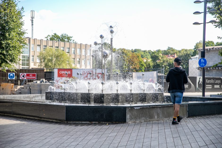 Prie Laisvės alėjos fontano pluša darbininkai: taisomas brokas