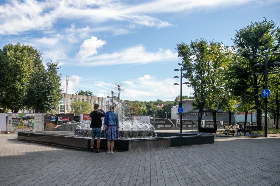 Prie Laisvės alėjos fontano pluša darbininkai: taisomas brokas