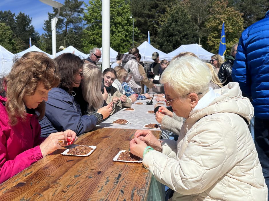 Savaitgalį Palangoje lyja gintarais