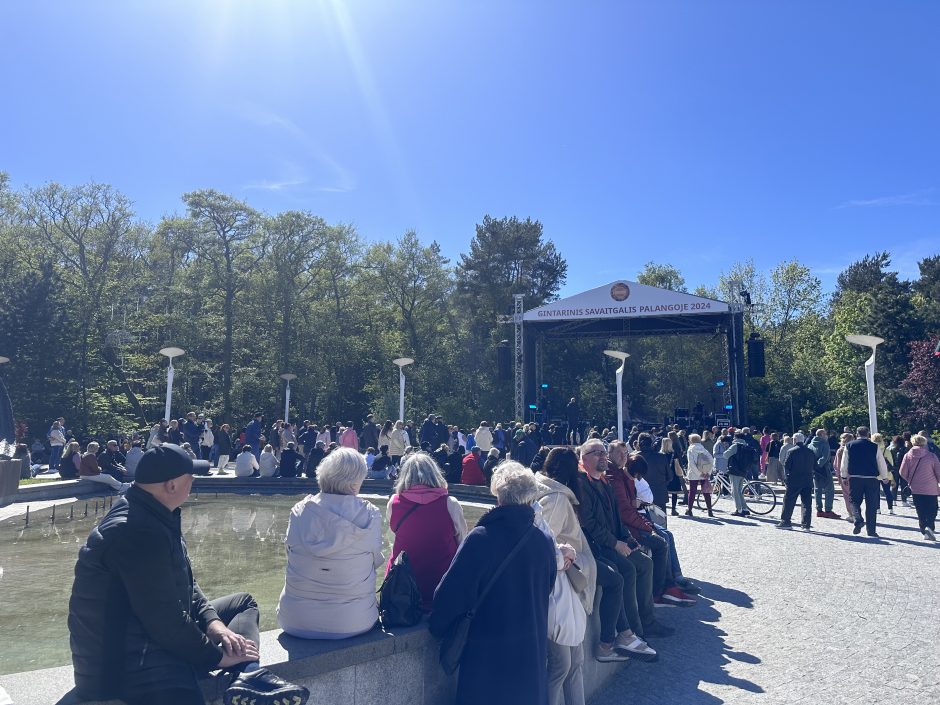 Savaitgalį Palangoje lyja gintarais