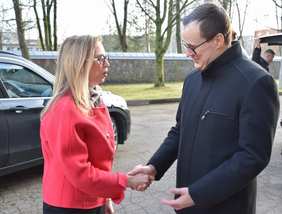 Per vizitą Klaipėdoje – JAV ambasadorės dėmesys ukrainiečiams