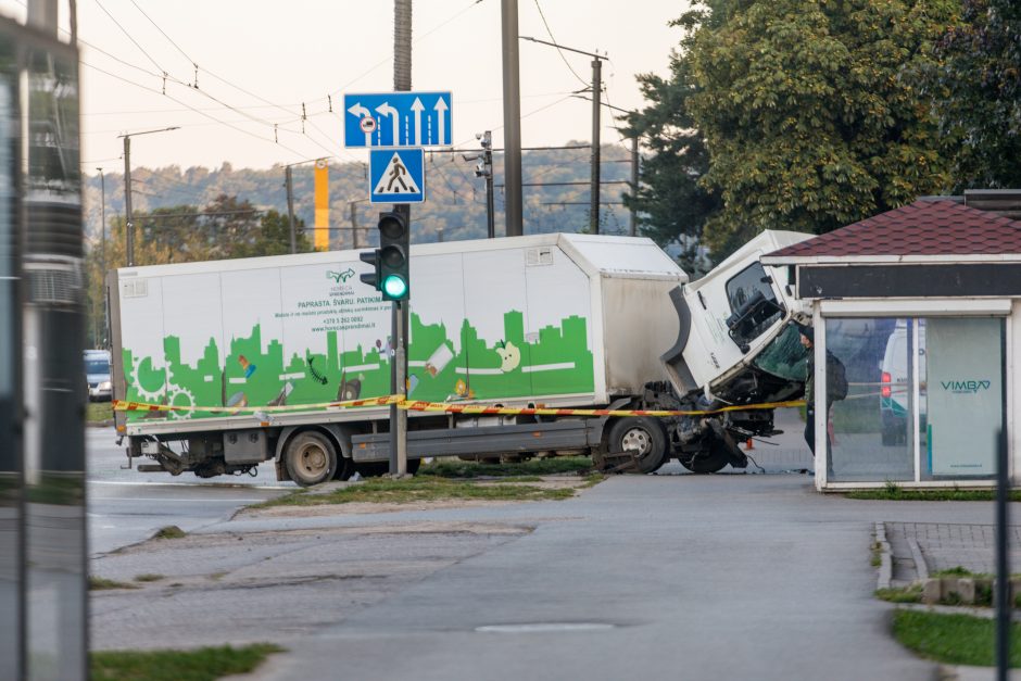 Aiškėja didžiulės ryto avarijos aplinkybės: sunkvežimis tėškėsi į žmonių pilną mikroautobusą