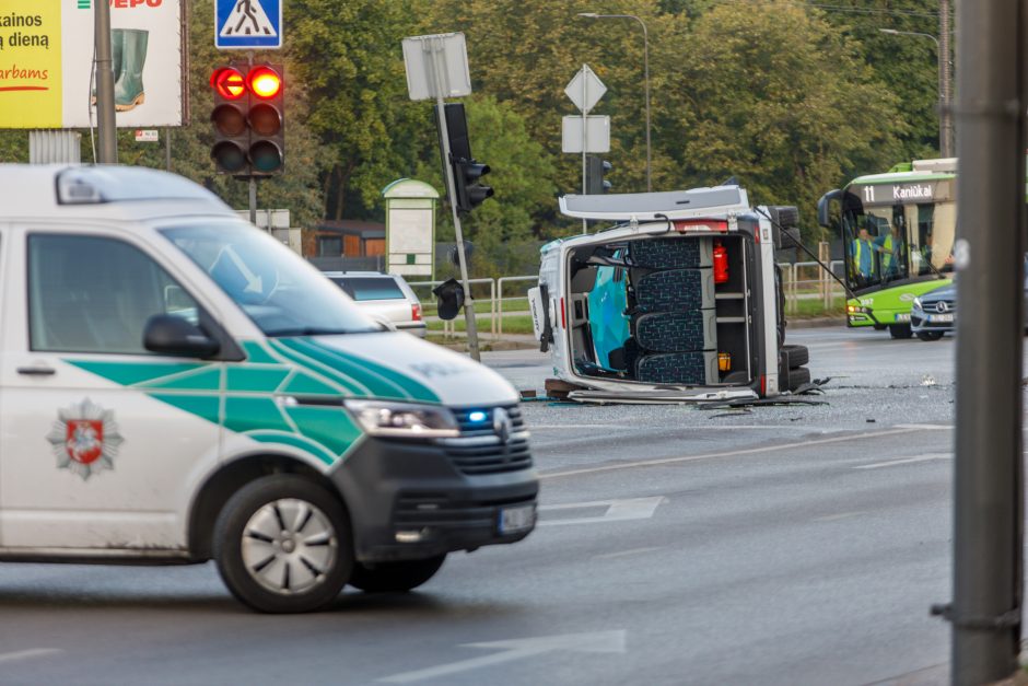 Aiškėja didžiulės ryto avarijos aplinkybės: sunkvežimis tėškėsi į žmonių pilną mikroautobusą