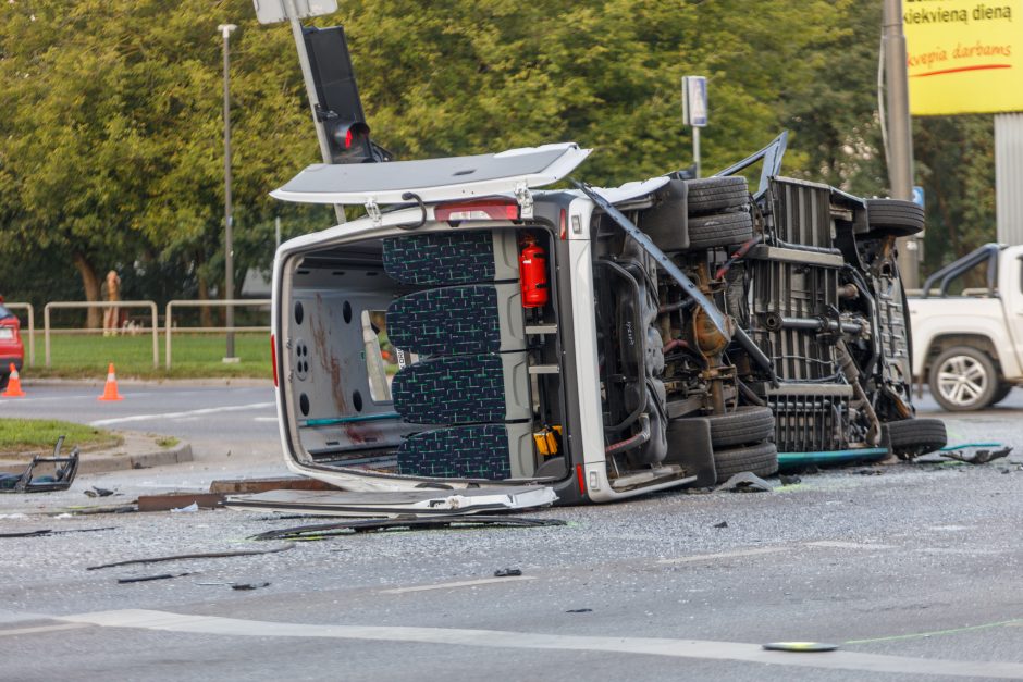 Aiškėja didžiulės ryto avarijos aplinkybės: sunkvežimis tėškėsi į žmonių pilną mikroautobusą