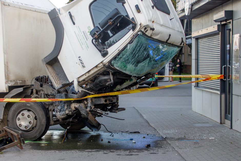 Aiškėja didžiulės ryto avarijos aplinkybės: sunkvežimis tėškėsi į žmonių pilną mikroautobusą