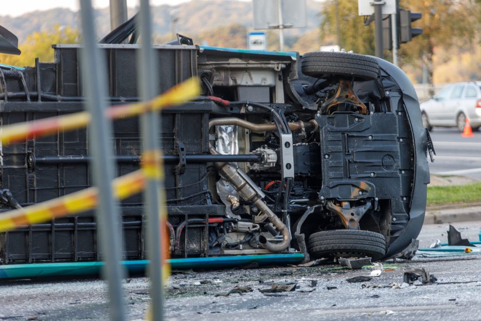 Mikroautobuso ir krovininio automobilio avarija Kaune