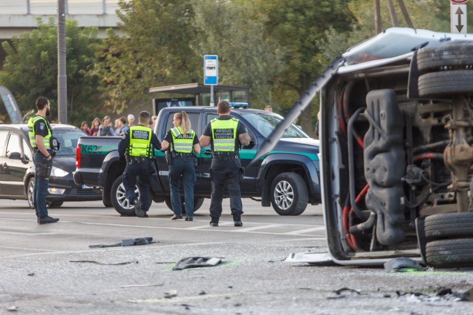 Aiškėja didžiulės ryto avarijos aplinkybės: sunkvežimis tėškėsi į žmonių pilną mikroautobusą