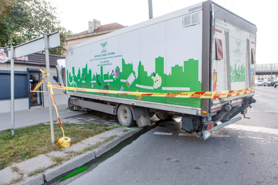 Aiškėja didžiulės ryto avarijos aplinkybės: sunkvežimis tėškėsi į žmonių pilną mikroautobusą