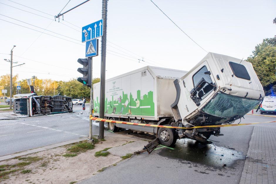 Aiškėja didžiulės ryto avarijos aplinkybės: sunkvežimis tėškėsi į žmonių pilną mikroautobusą