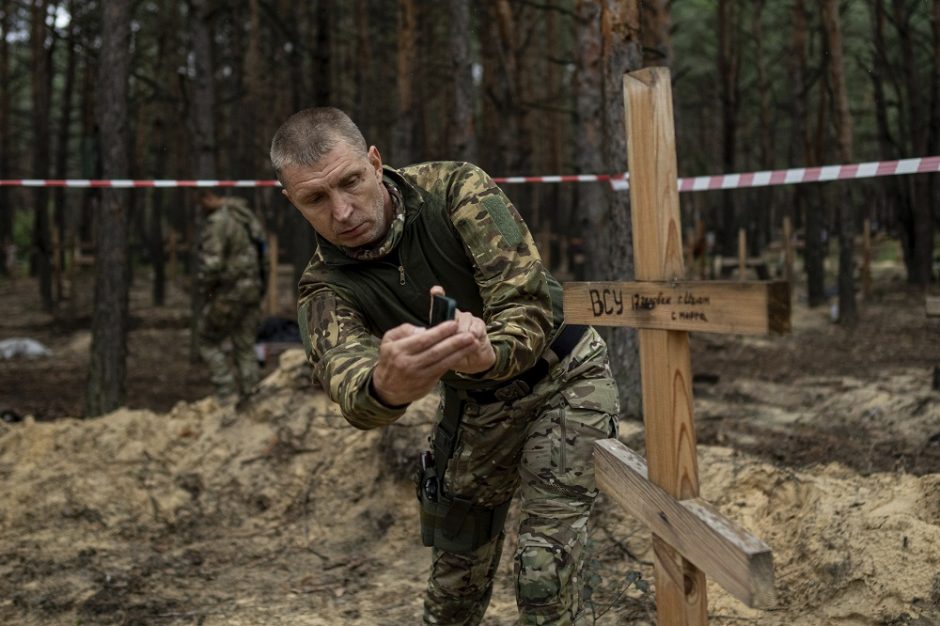 Prie Ukrainos išlaisvinto Iziumo aptikta šimtai kapų