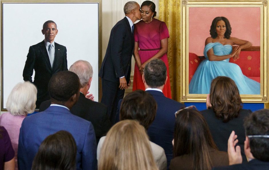 Baltuosiuose rūmuose pagaliau pristatyti oficialūs Obamų portretai