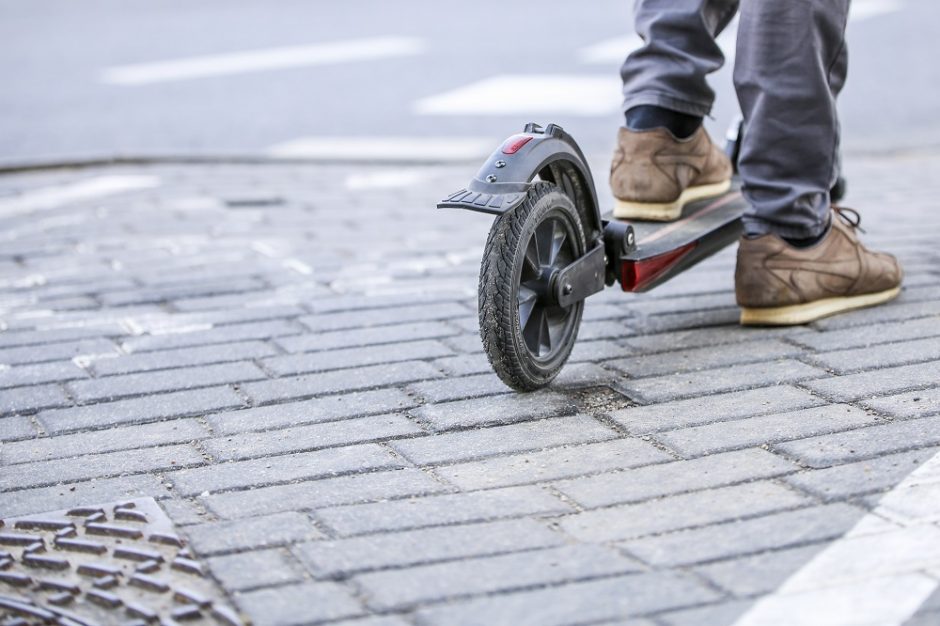 Medikų rankose atsidūrė Vilniuje automobilio partrenktas paspirtukininkas