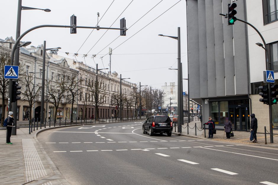 Širsta dėl šviesoforo prie pėsčiųjų perėjos: tiek laukiant galima ir megztinį nusimegzti