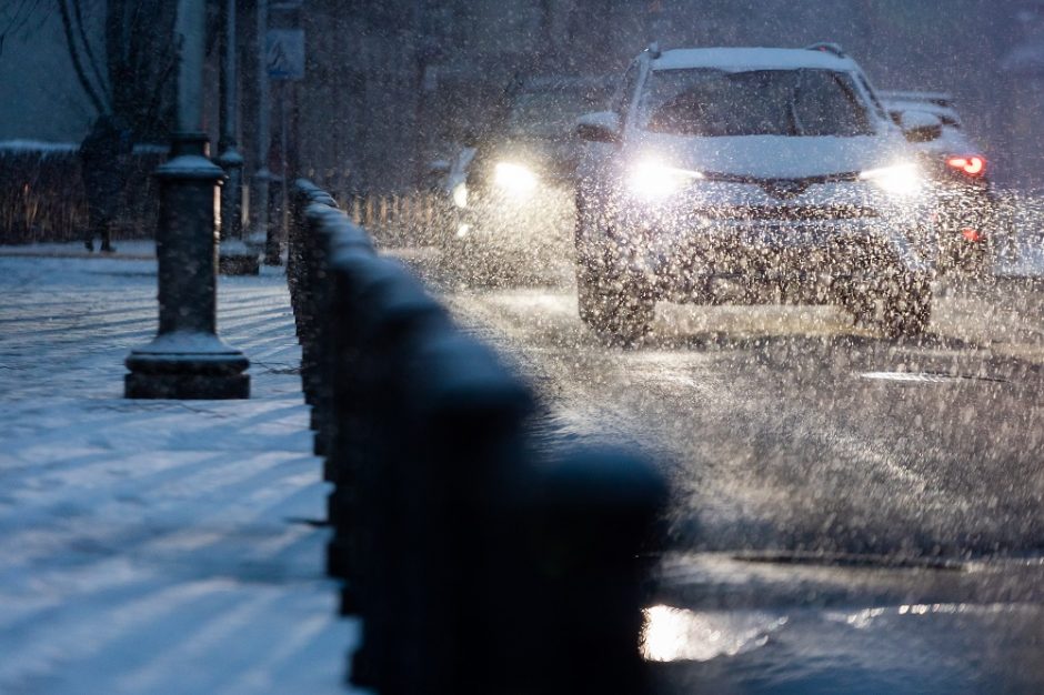 Būkite atsargūs: eismo sąlygas sunkina plikledis, šaligatviai sostinėje – itin slidūs