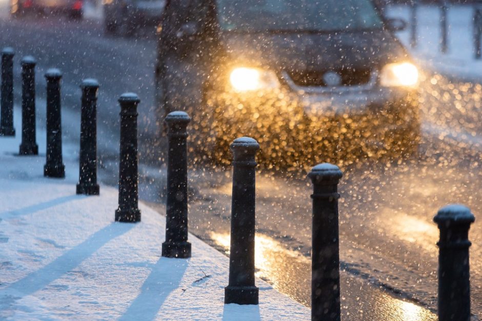 Kelininkai perspėja: eismo sąlygas naktį sunkins lijundra ir plikledis