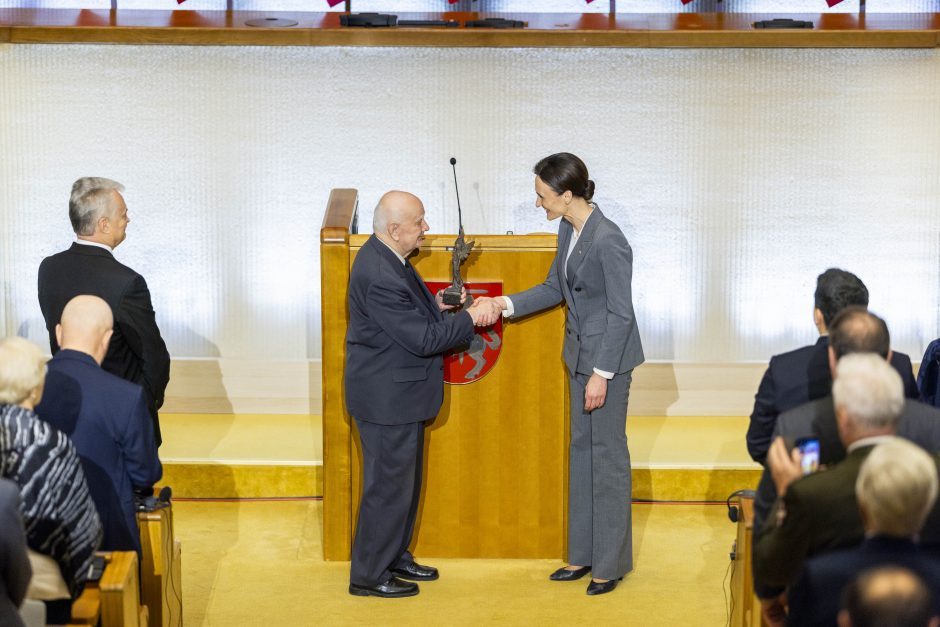 Laisvės premijos įteiktos Europos Parlamentui ir disidentui P. Plumpai