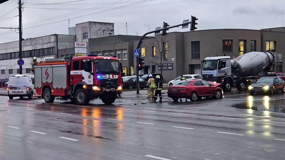 Raudondvario plente susidūrė „Volkswagen“ ir „Škoda“: prireikė ir ugniagesių