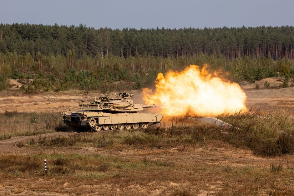 Lietuva pasirašys sutartį dėl „Leopard“ tankų, pirks vikšrinių pėstininkų kovos mašinų