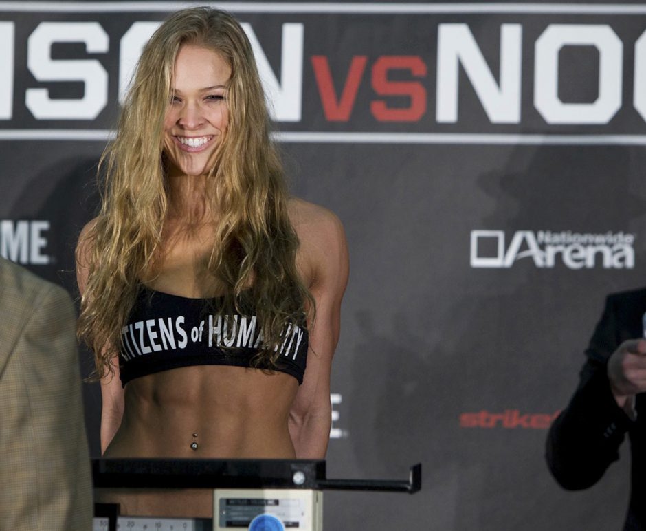 Kovotoja R. Rousey: mažas krūtines turinčios moterys sporte turi pranašumą