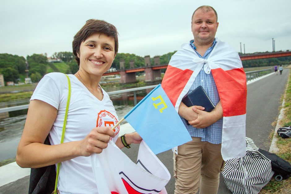 Nemuno krantinėje buvo meldžiamasi už baltarusius: sužibo vėliava iš žvakučių