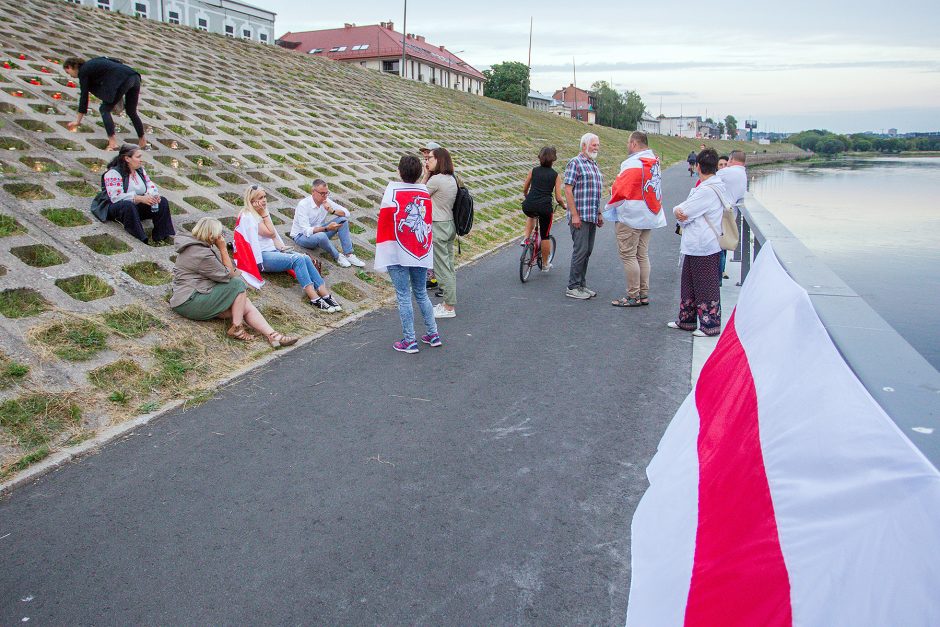 Nemuno krantinėje buvo meldžiamasi už baltarusius: sužibo vėliava iš žvakučių