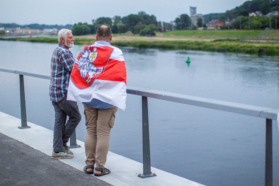 Nemuno krantinėje buvo meldžiamasi už baltarusius: sužibo vėliava iš žvakučių