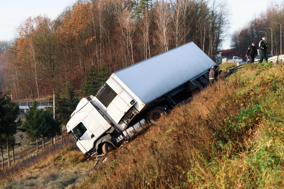 Praneša kauniečiai: ant Varnių tilto – net septynios avarijos