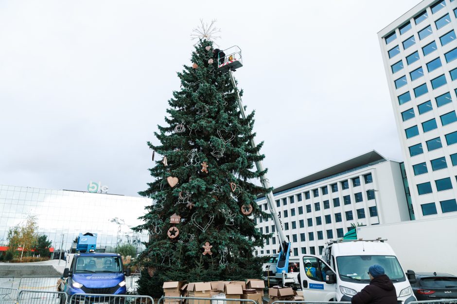 Kaunas ruošiasi šeštadieniui: ant eglės pakibo meduoliai 