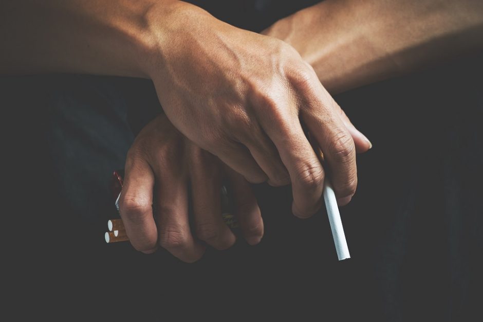 Siūloma leisti tabako gamintojams remti kovą su kontrabanda