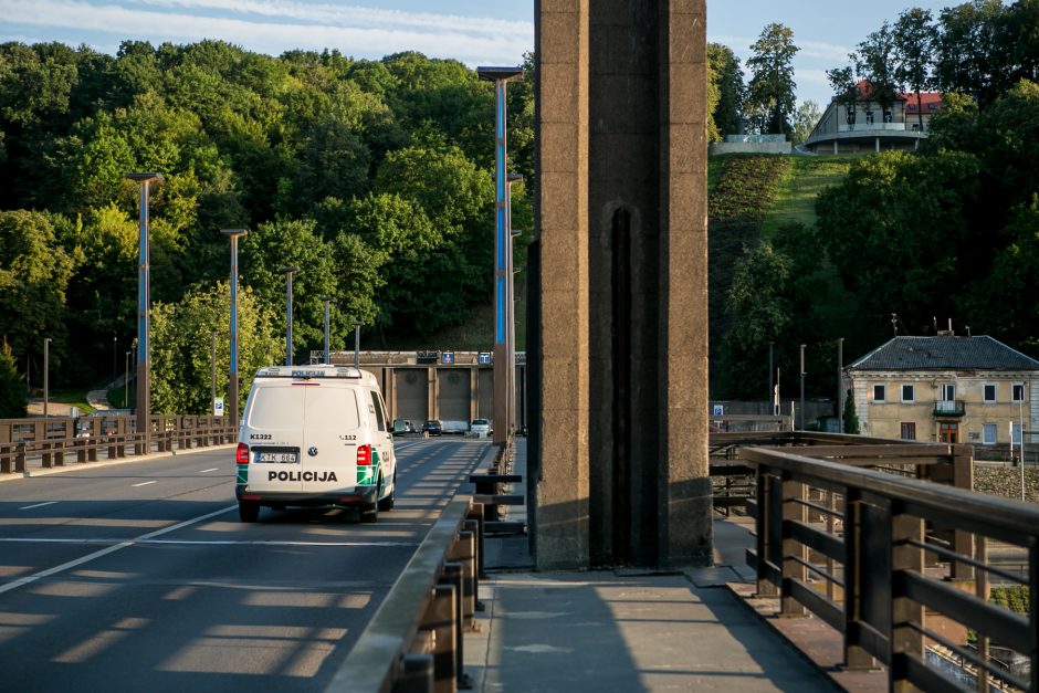 Aleksoto tiltu jau rieda automobiliai