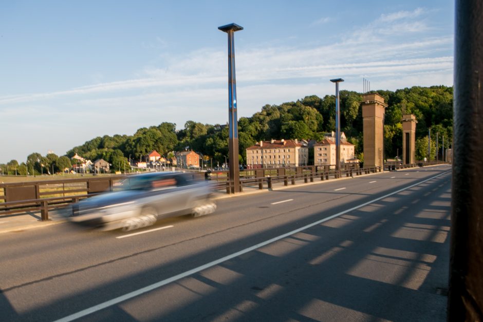 Aleksoto tiltu jau rieda automobiliai