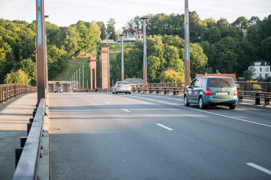 Aleksoto tiltu jau rieda automobiliai