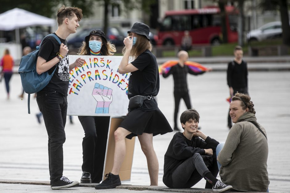 Apie 500 žmonių Vilniuje reikalavo užtikrinti LGBT bendruomenės teises 