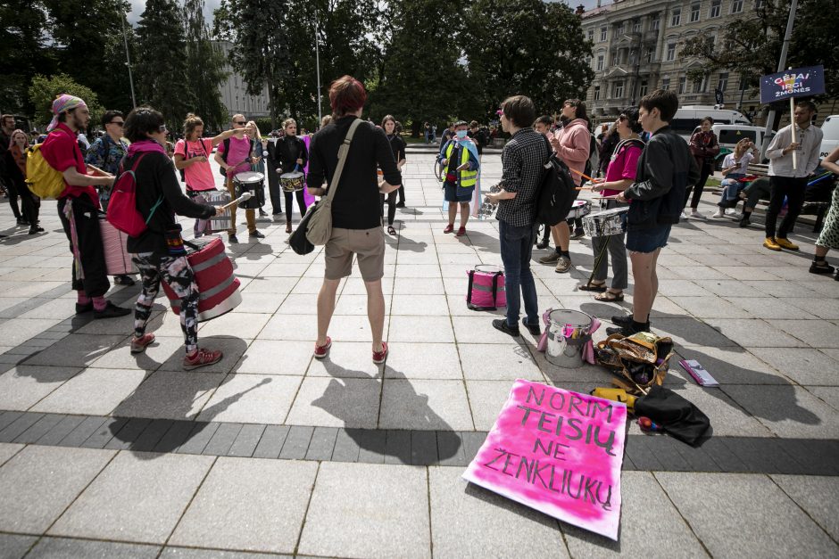 Apie 500 žmonių Vilniuje reikalavo užtikrinti LGBT bendruomenės teises 