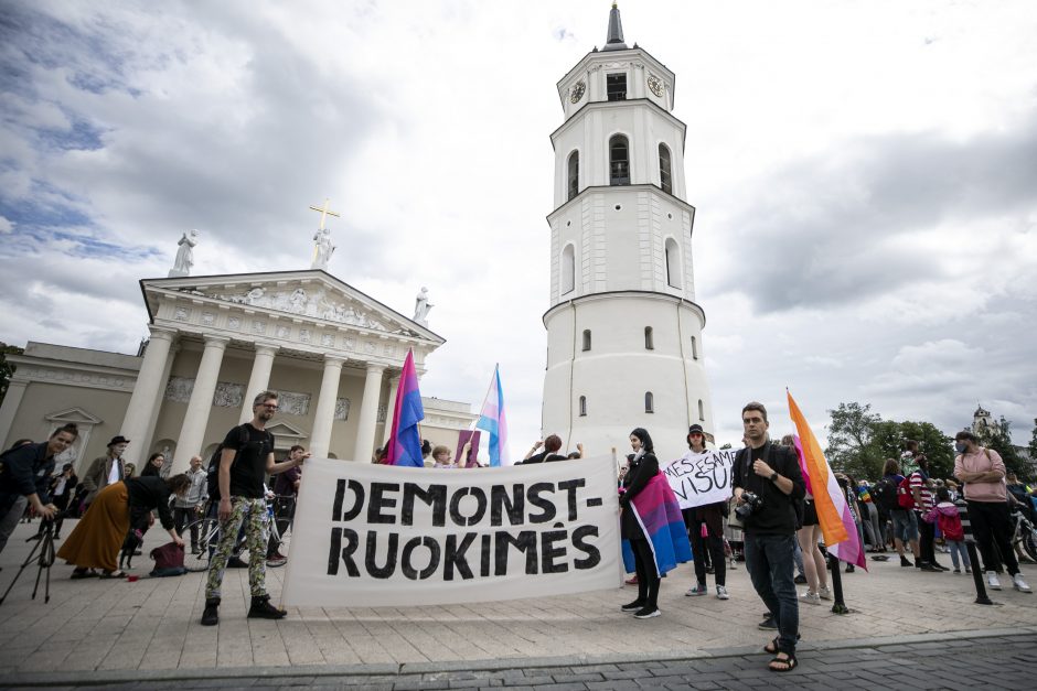 Apie 500 žmonių Vilniuje reikalavo užtikrinti LGBT bendruomenės teises 