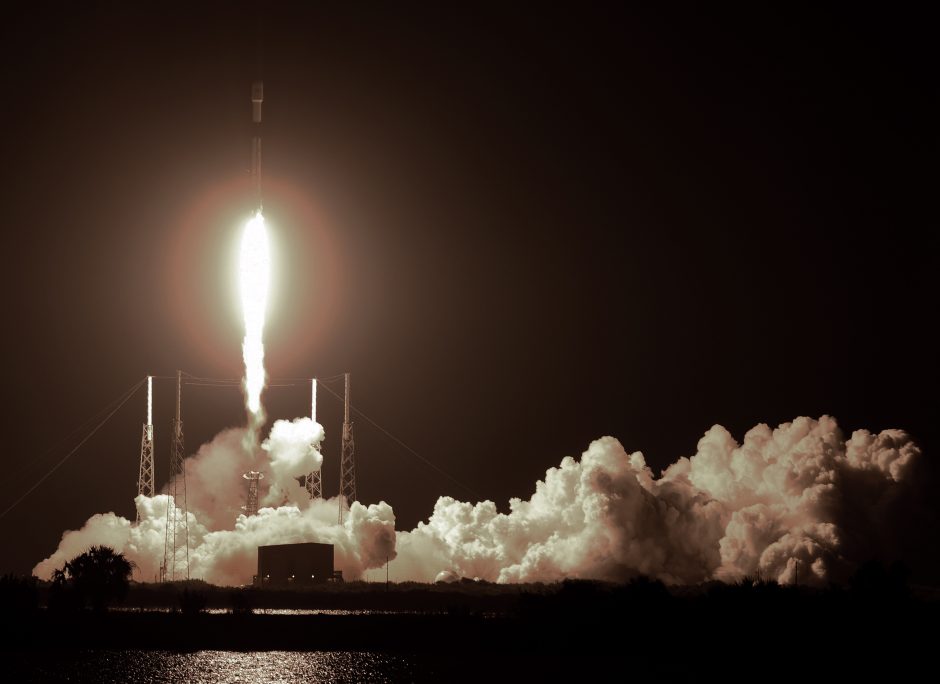 „SpaceX“ atidėjo naujos interneto ryšio palydovų partijos iškėlimą į orbitą