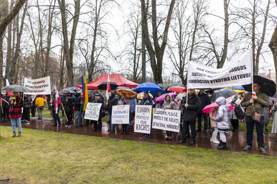 Protestuotojai reikalavo atšaukti Trakų rajono švietimo įstaigų pertvarką