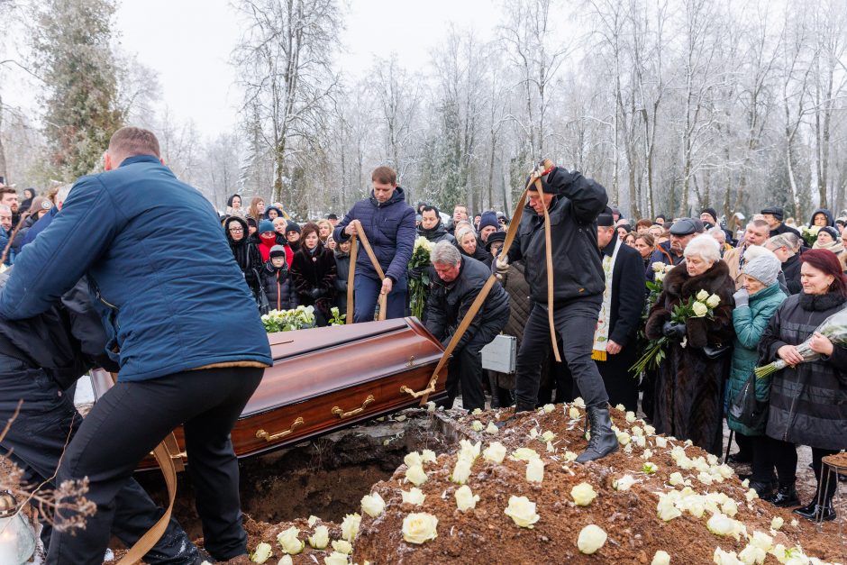 V. Katunskytė atgulė amžinojo poilsio: į paskutinę kelionę išlydėjo gausiais plojimais