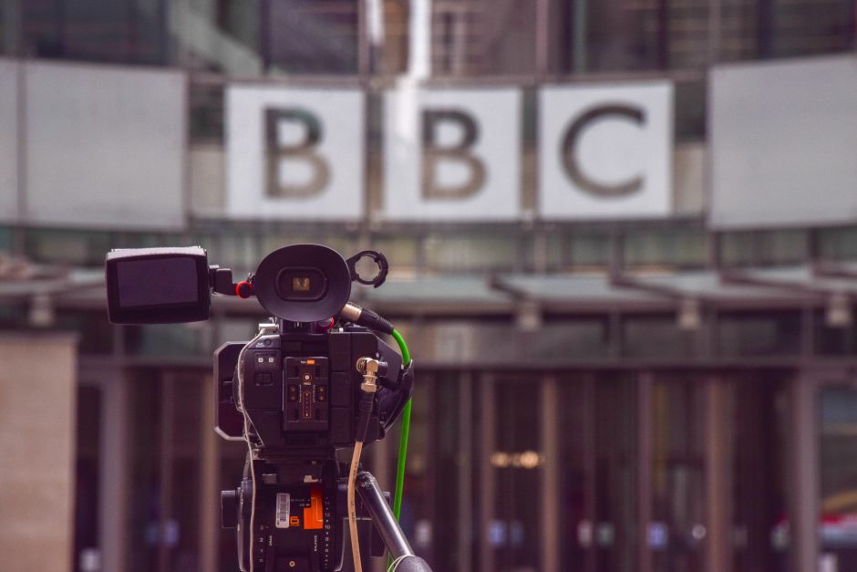 Dar vienas skandalas: BBC nušalino darbuotoją, tariamai mokėjusį už intymias nuotraukas paaugliui