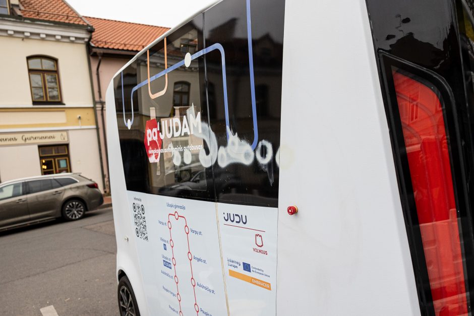 Vilniuje – vandalų išpuolis: atšauktas autonominio autobuso testavimas