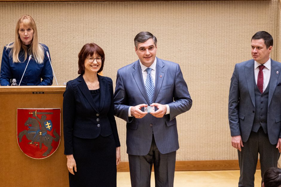 Naujos kadencijos parlamentarams įteikti Seimo nario pažymėjimai